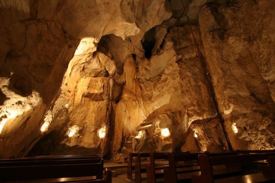 Capricorn Caves Cathedral Cave Tour