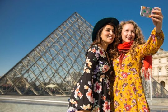 Paris With Locals: Louvre PRIVATE Tour with a Local