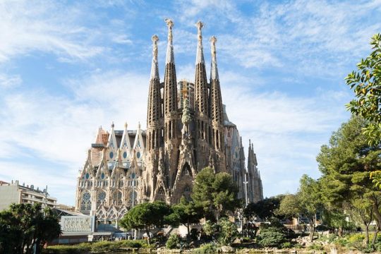 Sagrada Familia Guided Tour with a Professional Guide & Optional Tower Access