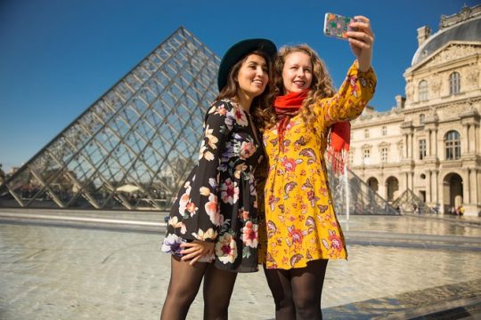 PRIVATE TOUR: Highlights & Hidden Gems of Paris With Locals / B-Corp Certified