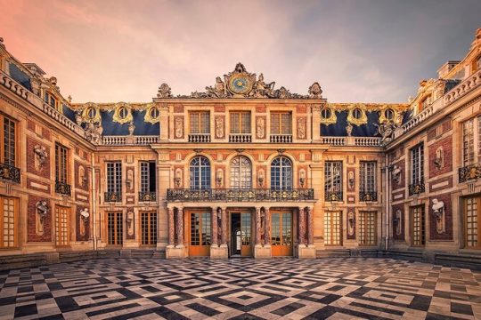 Versailles Palace and Trianon Guided Day Tour with Lunch in Gardens from Paris