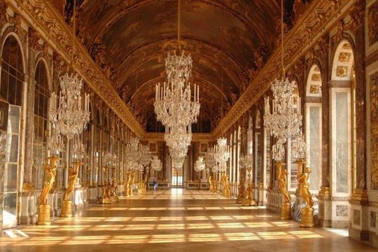 Versailles Palace Guided Tour from Paris with Optional Gardens & Fountain Show