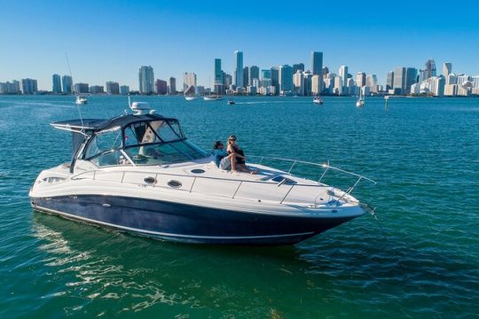 4 Hr Yacht Rental in Miami for up to 10 People Including Gas