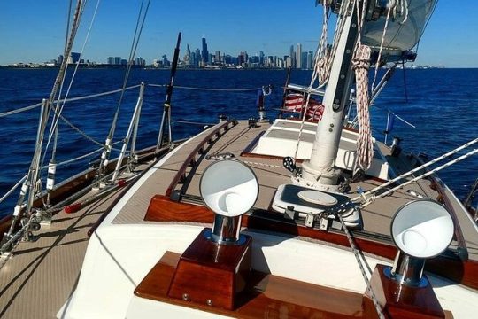 Private Lake Michigan Sailing Charter and Sightseeing Chicago Skyline Cruise