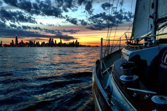 Private Lake Michigan Sailing Charter and Sightseeing Chicago Skyline Cruise