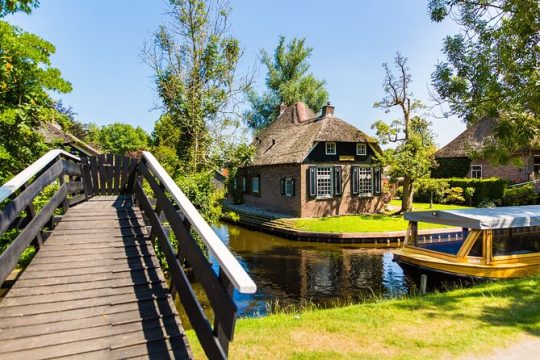 Giethoorn and Enclosing Dike Day Trip from Amsterdam with Boat Tour