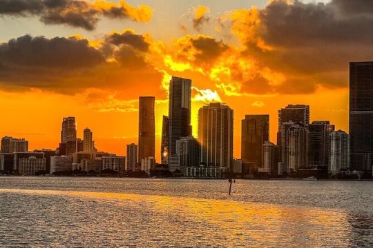 Miami: SkylineSunset Cocktail Cruise Biscayne Bay & Music