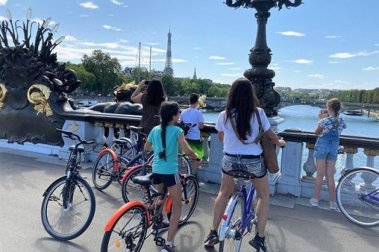 Bike Paris treasures with a live guide - Families & Friends