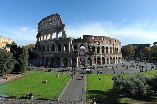 Rome: Colosseum and historic centre private walking tour
