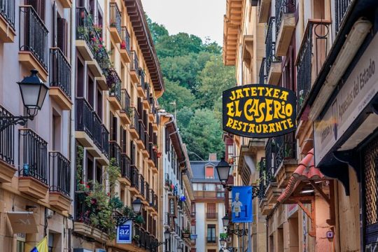 Private Walking Tour in San Sebastian with Pintxo and Drink