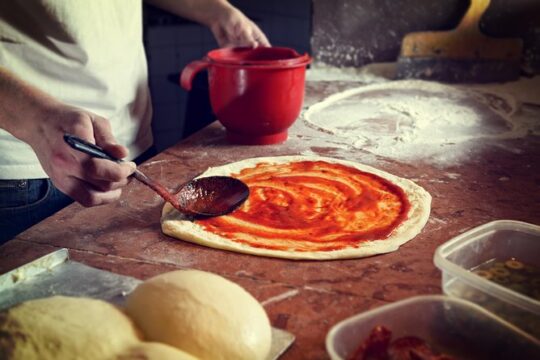 Rome: Pizza Making Home cooking class with a local