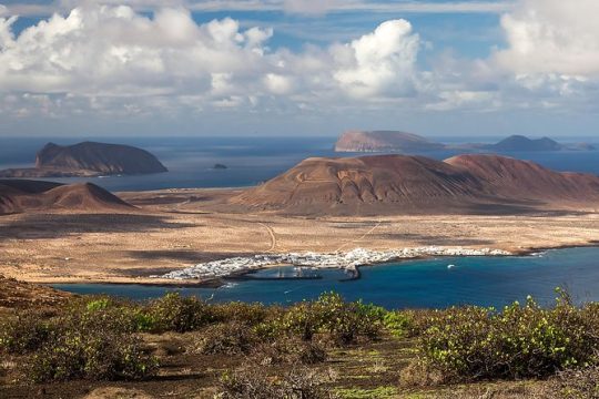La Graciosa at your leisure (bus transfer and return ferry ticket)