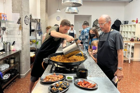 Seafood paella cooking class, tapas and visit to Ruzafa market.