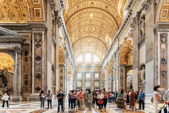 Shared tour in St. Peter's Basilica with Access to the Papal Tomb