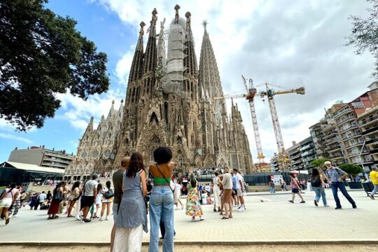 Sagrada Familia and Casa Mila Walking Tour with Glass of Cava