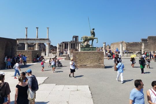 Pompeii tour visiting Naples, a full day from Rome