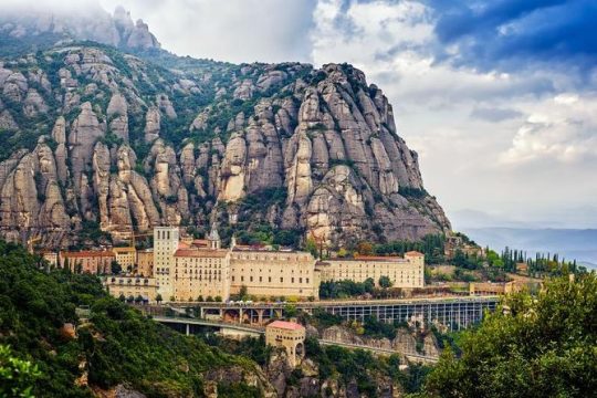 Private Small Group Full Day Tour- Montserrat and Cava Visit with Lunch and Transportation