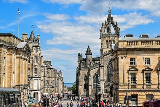 Edinburgh Private Walking tour with a Professional Guide