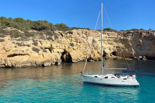 Private 4-hour Sailboat Tour through the Bay of Palma de Mallorca