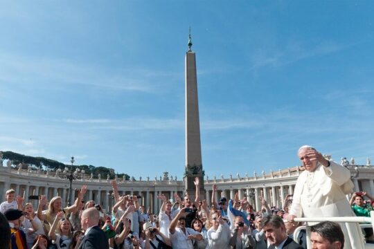 Papal Audience Tickets and Presentation with an Expert Guide