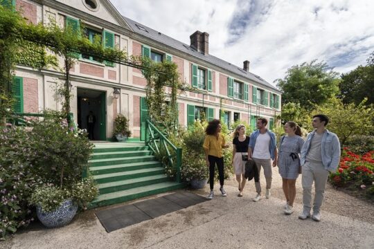 Giverny and Versailles Palace Audio Guided Day Trip with Lunch from Paris