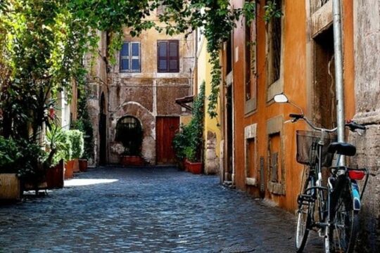 Walk through the alleys of the center of Rome