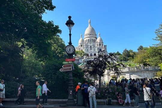 Montmartre Secrets and Sacré-Coeur Small Group Walking Tour