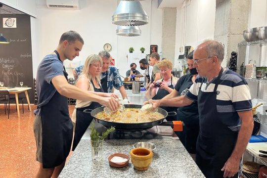 Valencian paella cooking class, tapas and visit to Ruzafa market.