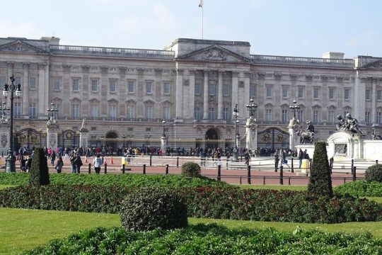 Buckingham Palace, St James's Palace, Hampton Court Palace Private Walking Tour
