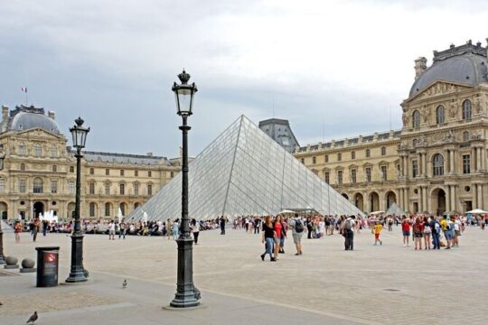 Louvre Highlights: Semi Private Guided Tour (max 6) + Ticket