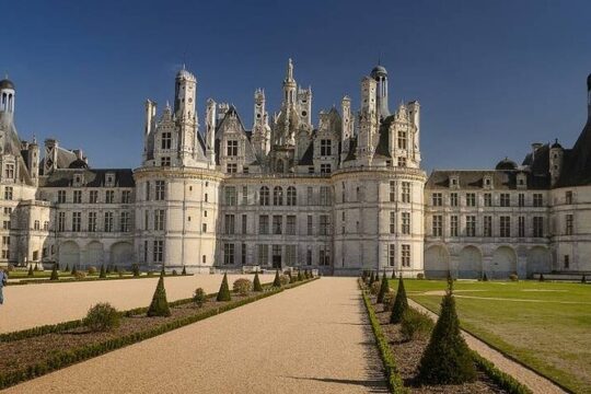 Visit of the Loire Valley Castles in one day from Paris