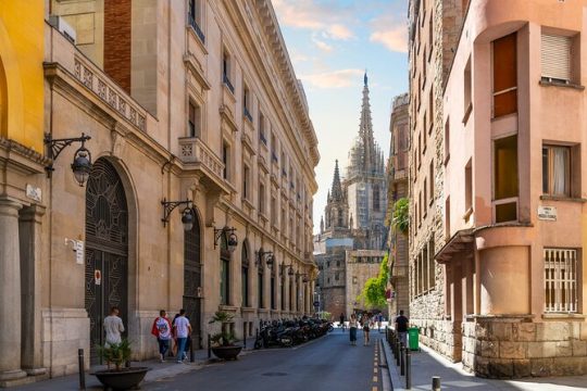 Barcelona El Born: Walking Tour with Audio Guide on App
