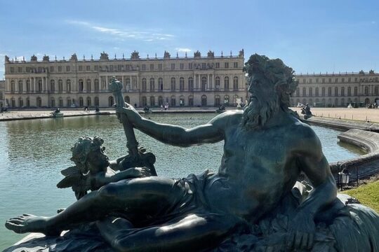 Excursion CHATEAU DE VERSAILLES and GIVERNY in Limousine from Paris