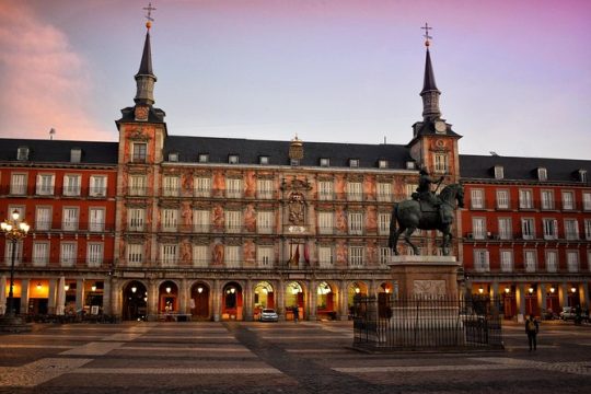 Private walking tour Madrid: Secrets and must