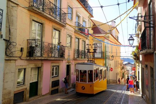 Private Transfer from Madrid to Lisbon with 2 hours for sightseeing