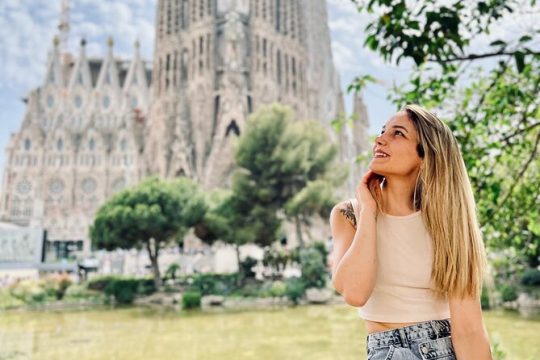 Barcelona Sightseeing by Bike with Photo Shooting and Tapas
