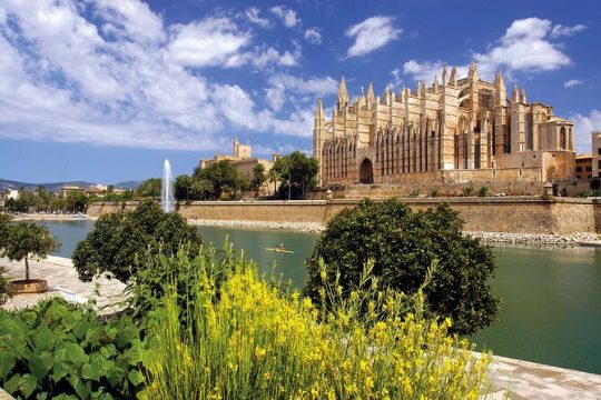 Guided route and visit to the Cathedral of Palma (2h)