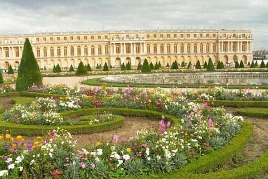 Private Giverny & Versailles Day Trip with Lunch & Hotel Transfers from Paris
