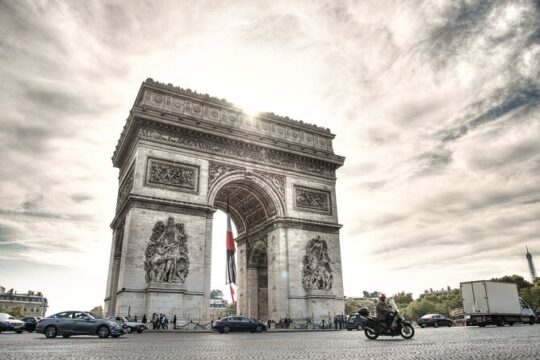 Arc de Triomphe Walking Tour: Paris Views and a Taste of Macarons