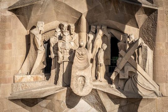 Barcelona: Private Evening Tour of Sagrada Familia with Expert Guide