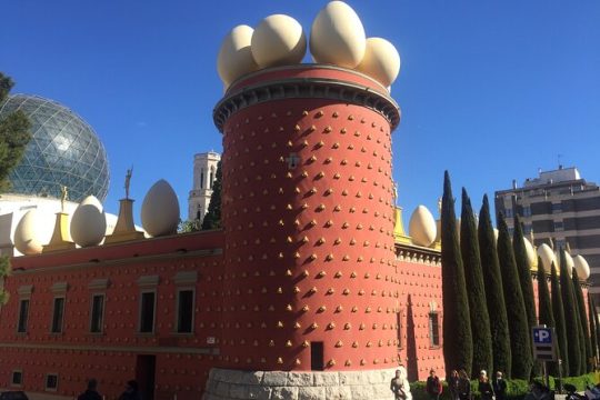 Round-Trip transfer: Dalí Museum in Figueres & Púbol with lunch
