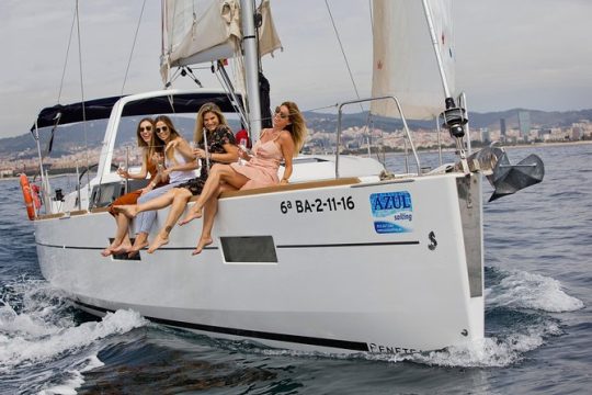 Refreshing 1-Hour Sailing Tour in Barcelona with open bar&snacks