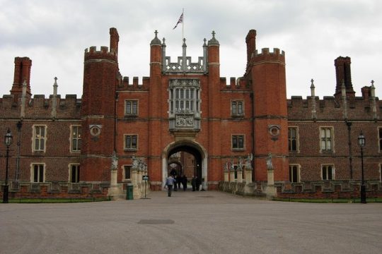 Hampton court palace private tour from London