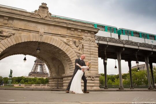Paris 2-Hour Eiffel Tower Walking Tour with Professional Photo Shoot