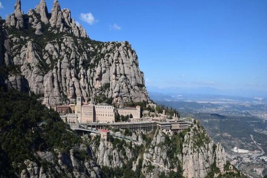 Private tour Montserrat with Escolanía-Coro and access to the Virgin
