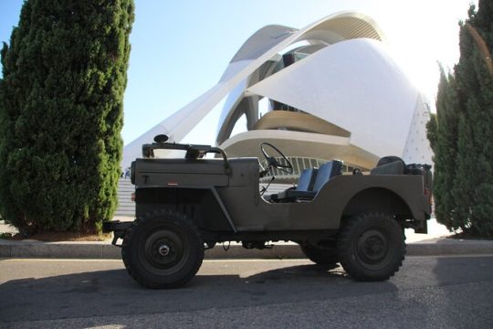 Discover the city of Valencia in an American army jeep
