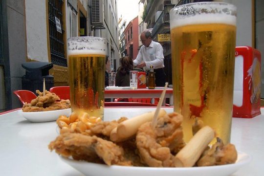 Sevillian tapas tasting on a bicycle (3 bars-3 tapas-3 drinks)