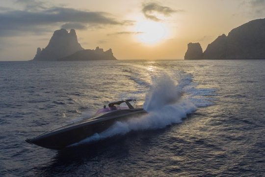 Feel the Ibiza boat experience with this amazing boat!