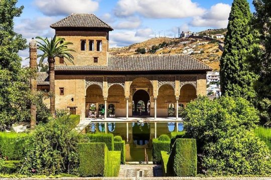 Granada Alhambra Premium : Tour with Official Guide (VIP Small Group)