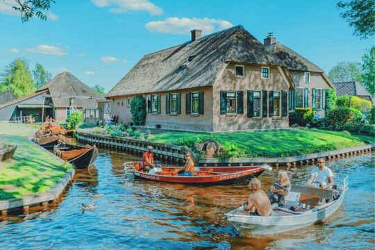 Fullday Guided Tour to Giethoorn with Boat Ride from Amsterdam
